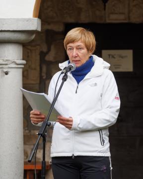 Dragica Jaksetič, uslužbenka občinske uprave, povezuje kulturni program na gradu Prem